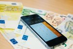 Smartfon na banknotach
